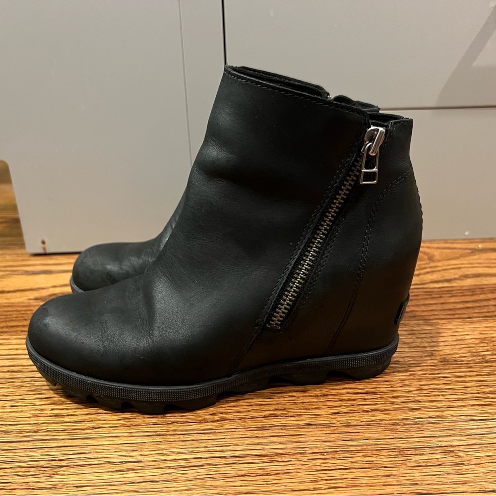 Sorel Joan of Arctic Wedge in Black size 8.